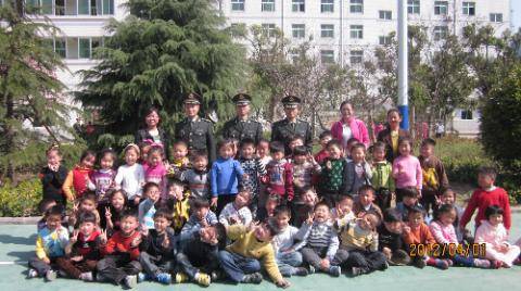 我们和解放军 叔叔合个影