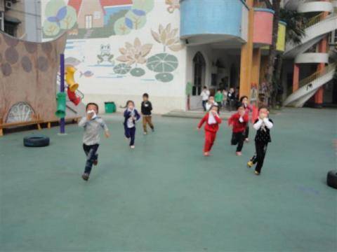 孩子们跑向安全地带 孩子们跑向安全地带