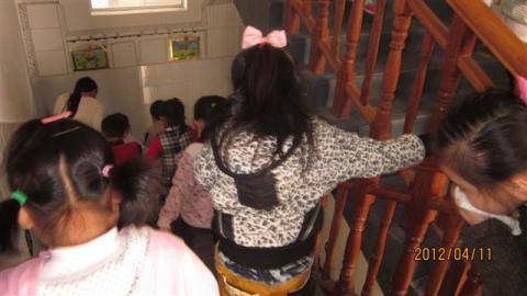 孩子们有次序的疏散 孩子们有次序的疏散