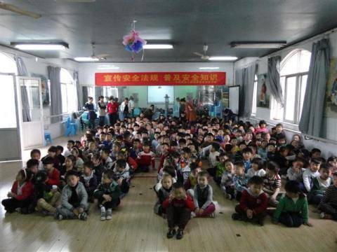 幼儿在活动室聆听张叔叔的精彩讲座 幼儿在活动室聆听张叔叔的精彩讲座