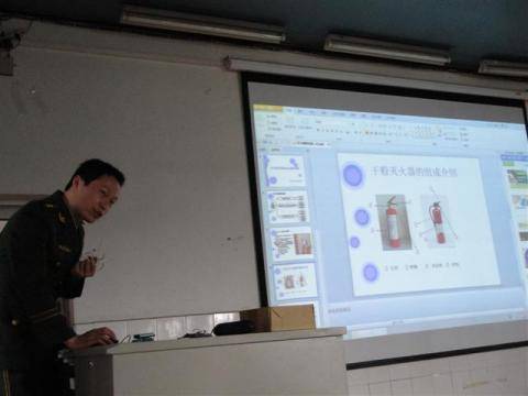 张参谋认真的给孩子们解读灭火知识 张参谋认真的给孩子们解读灭火知识