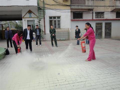 教师在用灭火器灭火 教师在用灭火器灭火