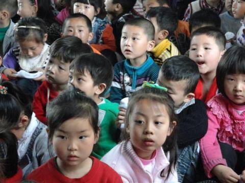 孩子们认真听张叔叔图文并茂的讲座 孩子们认真听张叔叔图文并茂的讲座