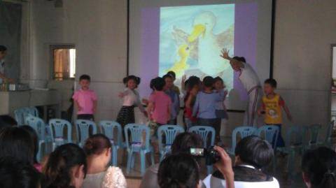 张敏老师在组织教学活动