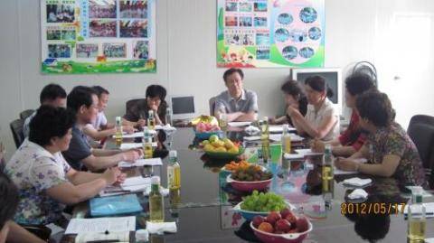 领导在和园长交流 领导在和园长交流