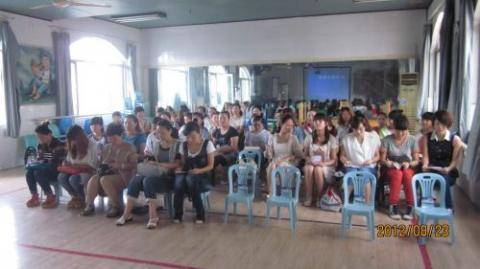 教师在认真听彭园长讲座